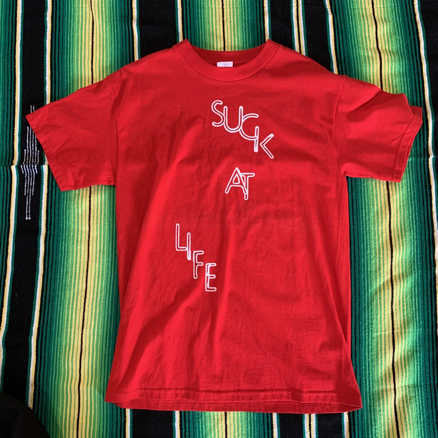 THE DRIVEN - ドリブン "SUCK AT LIFE" S/S Tシャツ (RED)