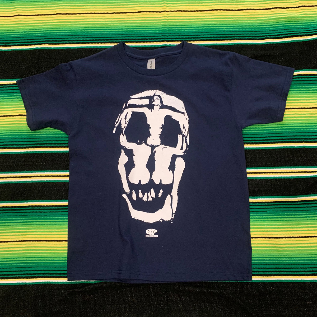 BLACK SHEEP SKATES - ブラックシープ "WHITE LADY SKULL" TEE (NAVY x WHITE) KIDSサイズ