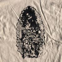 BLACK SHEEP SKATES - "MOBBY GUADALUPE" Tシャツ (カーキ)